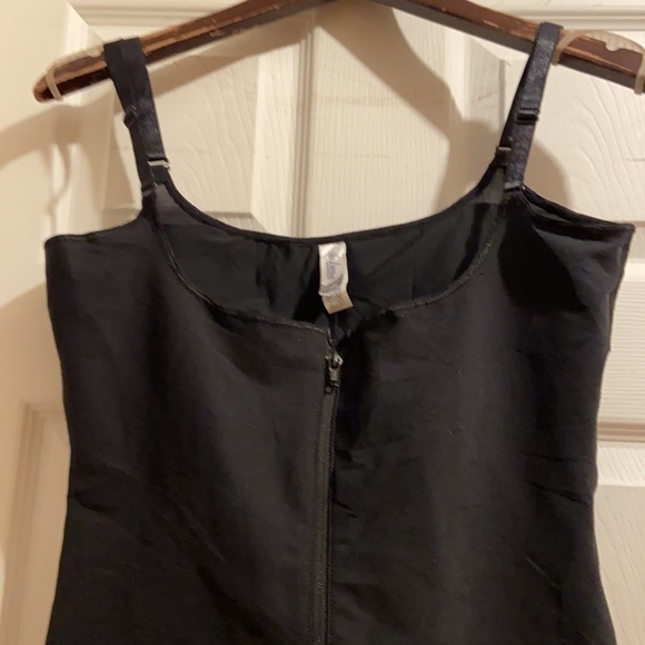 Leonisa - Picture 2 of 11